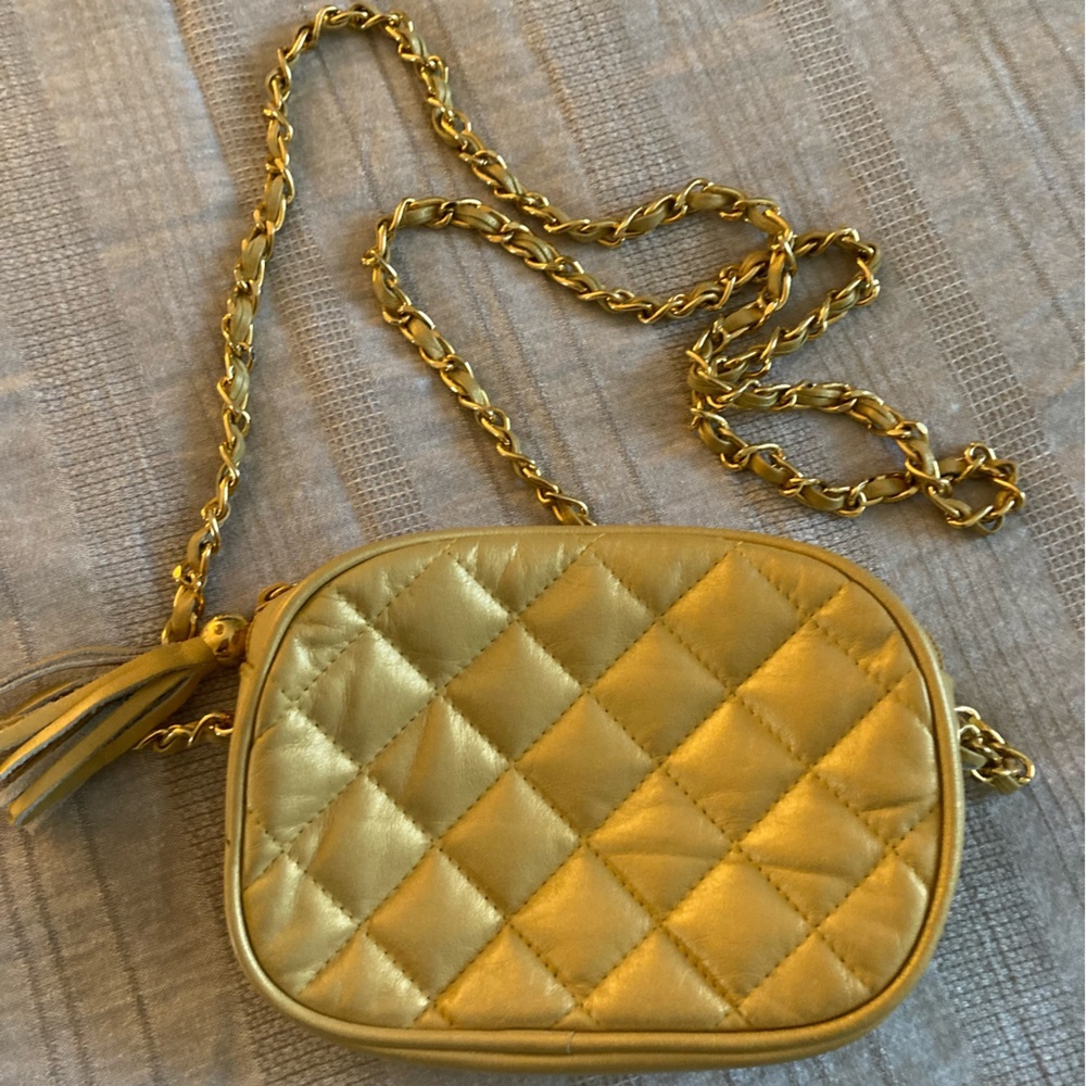 Moda leather quilted gold small purse. Gold and leather chain with tassel.